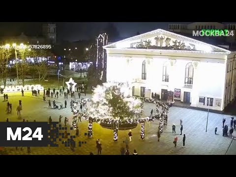 Праздник сдуло! Главная елка города рухнула в Мариуполе - Москва 24