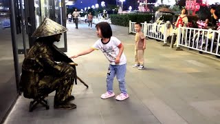【184】他們倆個似乎是玩上癮了.Funny Bronze Man Sculpture Prank in China.