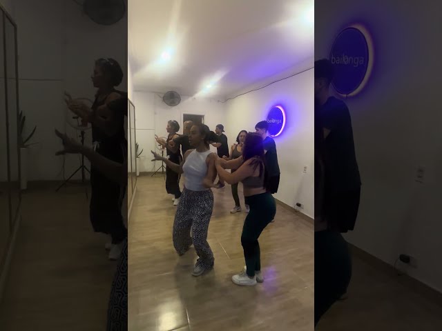 Salsa grupal en Bailonga - Estilo caleño

Aprende a bailar salsa en Bailonga Dance Studio en Laureles, Medellín.
Clases 