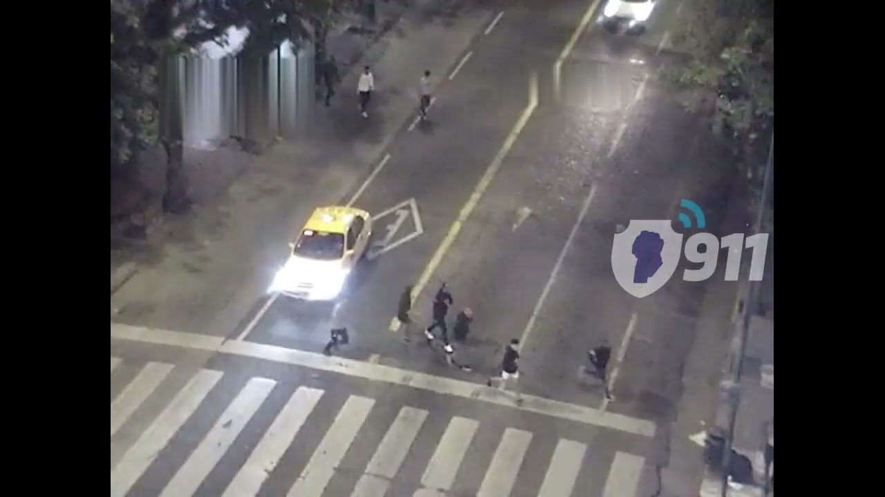 Video: seis jóvenes fueron detenidos en otro ataque piraña en pleno centro Entre los aprehendidos había cinco chicos de entre 14 y 17 años. El operativo se realizó tras reportarse robos en la madrugada del domingo.