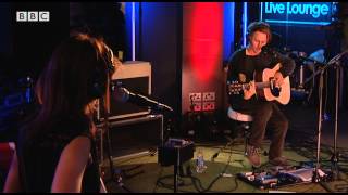 Miniatura de vídeo de "Ben Howard covers 'Figure8' in the BBC Radio 1 Live Lounge"