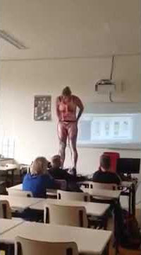 profesora se quita la ropa para explicar clase de biología a estudiantes