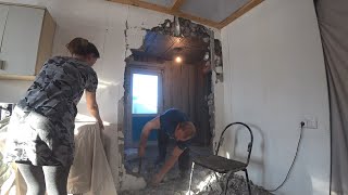 видео: СНЕСЛИ СТЕНЫ ПОЛ И ПО ЧЕЛОВЕЧЕСКИ СДЕЛАЛИ ПЛАНИРОВКУ - КУПИЛИ ЛИНОЛЕУМ ЛАМИНАТ картинка: СНЕСЛИ СТЕНЫ ПОЛ И ПО ЧЕЛОВЕЧЕСКИ СДЕЛАЛИ ПЛАНИРОВКУ - КУПИЛИ ЛИНОЛЕУМ ЛАМИНАТ