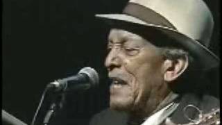 Video thumbnail of "Compay Segundo y sus Muchachos - Es Mejor Vivir Así - Heineken Concerts- São Paulo - 1999"