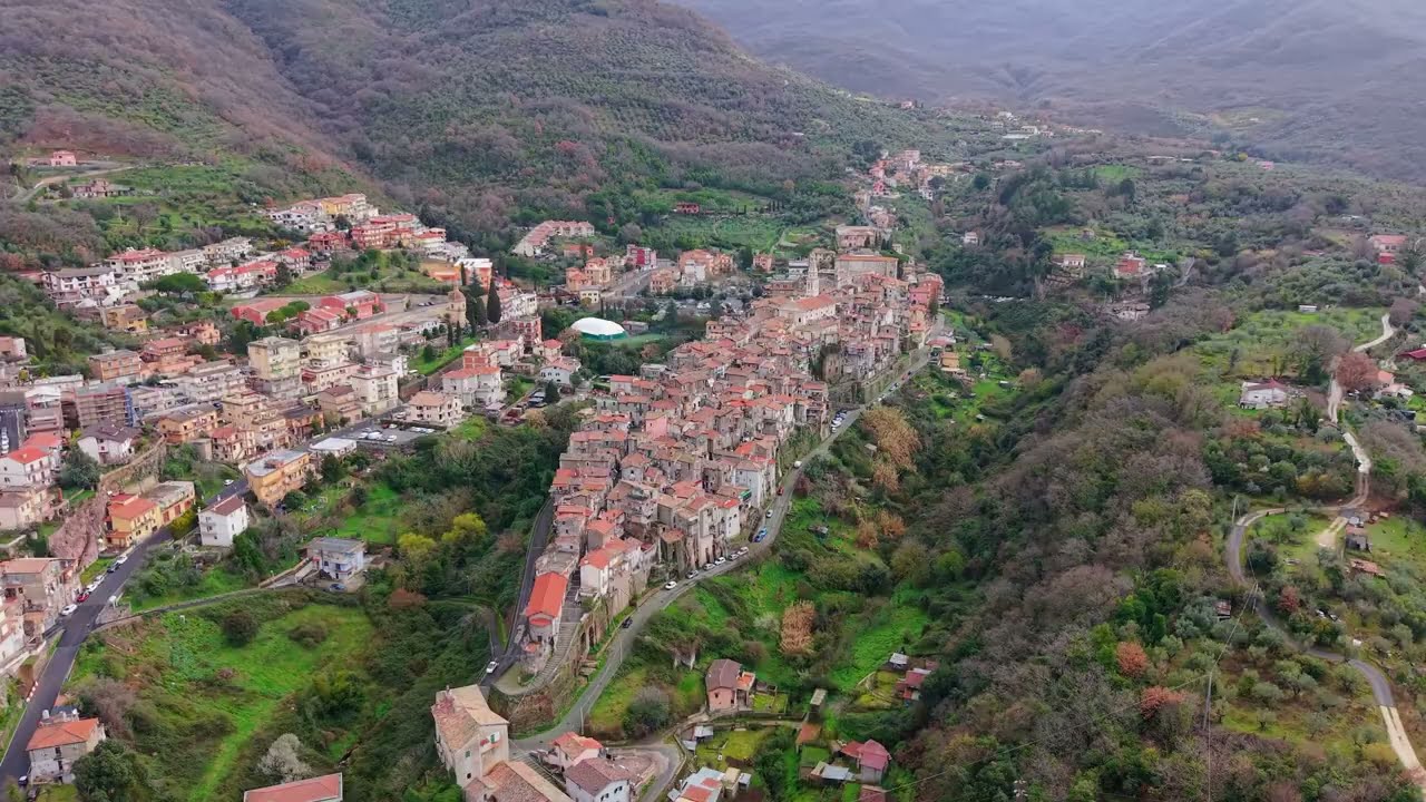BORGO MEDIEVALE DI POLI (Roma) Il vicolo abitato più stretto d'Europa