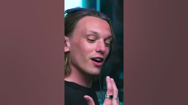 Does Jamie Campbell Bower Pee in His 'Stranger Thi...