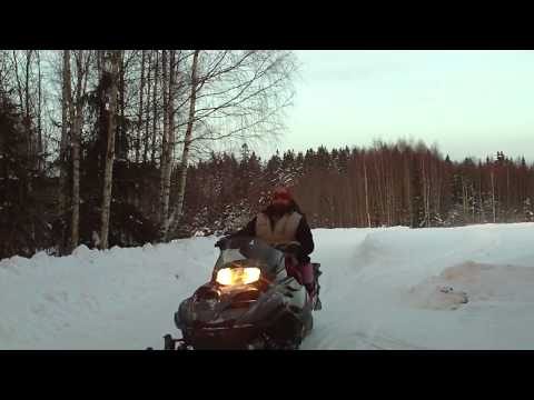 denise en naomi op de sneeuwscooter