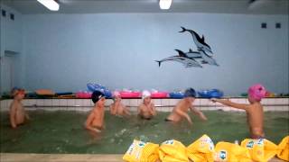 видео СЕМЬЯ - Уроки плавания для детей - Подвижные игры в воде