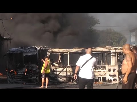 Банда боевиков сожгла десятки машин и поезд в Рио-де-Жанейро