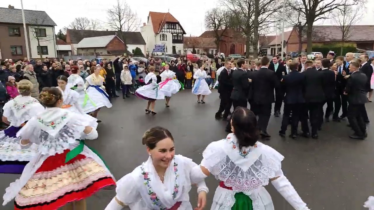 142.Fastnachtsumzug Skadow am 12.02.2023 Tanz der Paare am Dorfanger