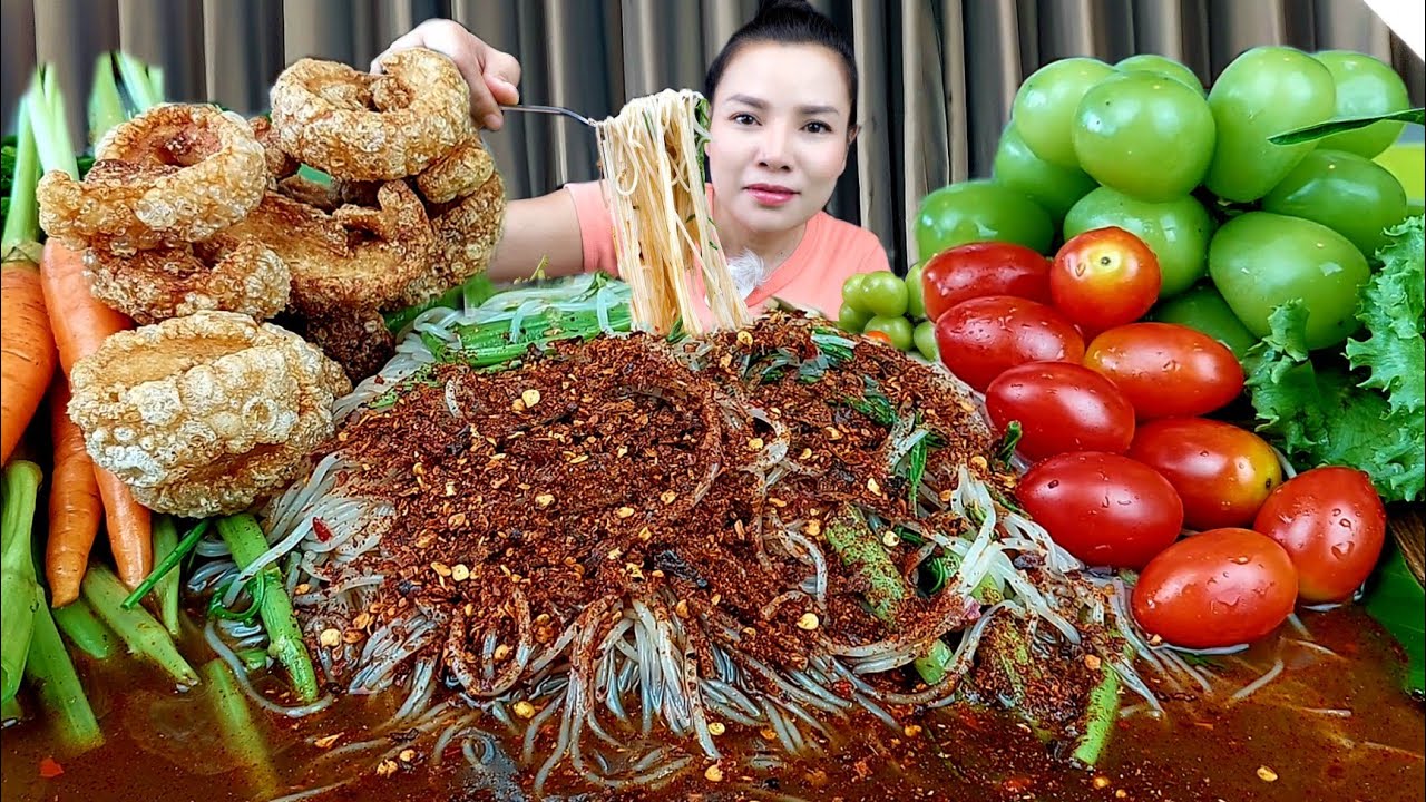 ข้าวปุ้นซาวน้ำปลาร้าพริกโหด🔥กับเเคบหมูกรอบๆเเกล้มผักสดเต็มถาดเเซ่บถึงใจคักจ้า|ส้มซ่าพาเเซ่บ