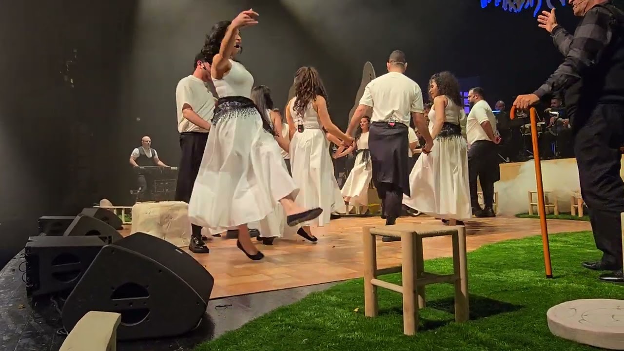 مرشوشة بالعطر عرض غنائي مع جوقة 