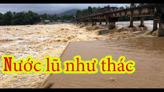 Hàng ngàn nhà dân ở Bình Định bị lũ bao vây, nước chảy qua đập như thác