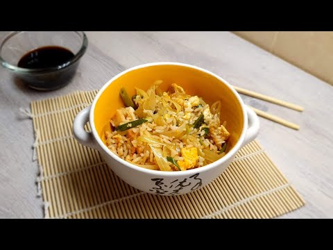 Китайский жареный рис с яйцом и курицей