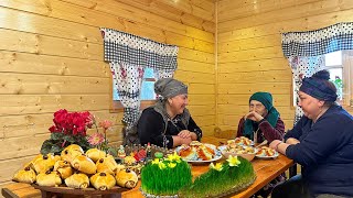 картинка: Бабушка приготовила вкусную курицу с рисом со своими невестами на праздник Навруз