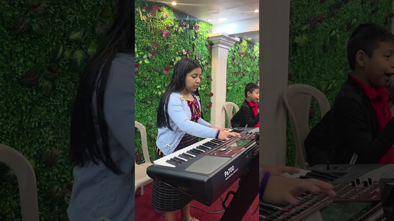 Sandra Morales y su teclado ensayando con el cantante Carlos Joel