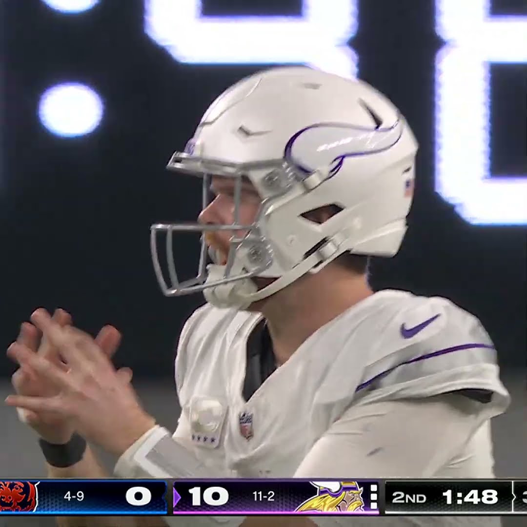 T.J. Hockenson catches for an 8-yard Gain vs. Chicago Bears