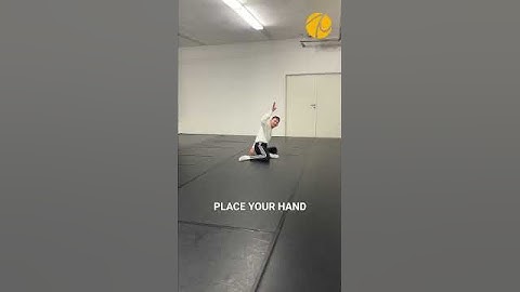 Learn this ground flow in 5 steps🌊 #groundmovement #lukasrobitschko #flow #floorwork