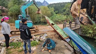 Download Lagu Excavator rescues fishing boat that sinks in lake MP3