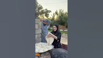 ام سنفور تعلم فخريه عل خبز 