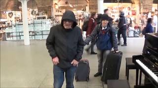 Video thumbnail of "POOR OLD MAN PLAYS AMAZING EXCITING PIANO IN MALL"