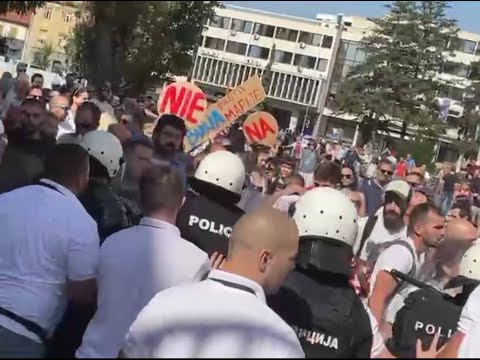 Sukob demonstranata i policije ispred APV