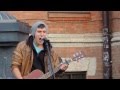 Уличный музыкант поет песню Цоя (Санкт-Петербург)