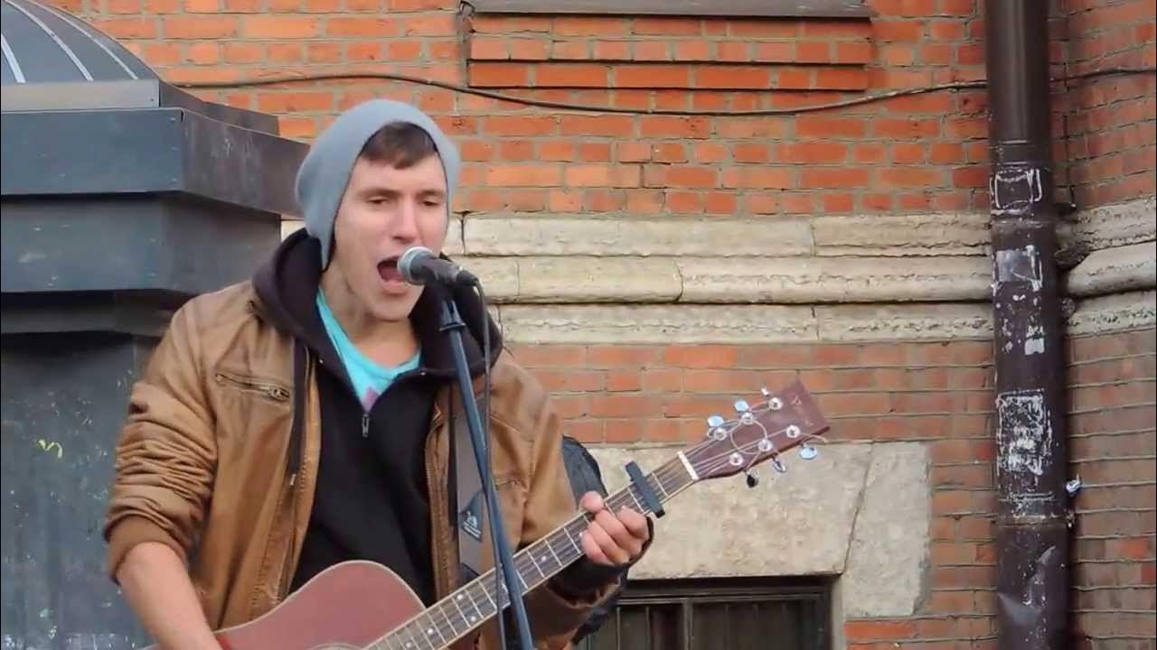 Кукушка мужчин песня. Уличный гитарист в Петербурге видео. Похож на Цоя поет на улице в Питере. Уличные музыканты России фото.