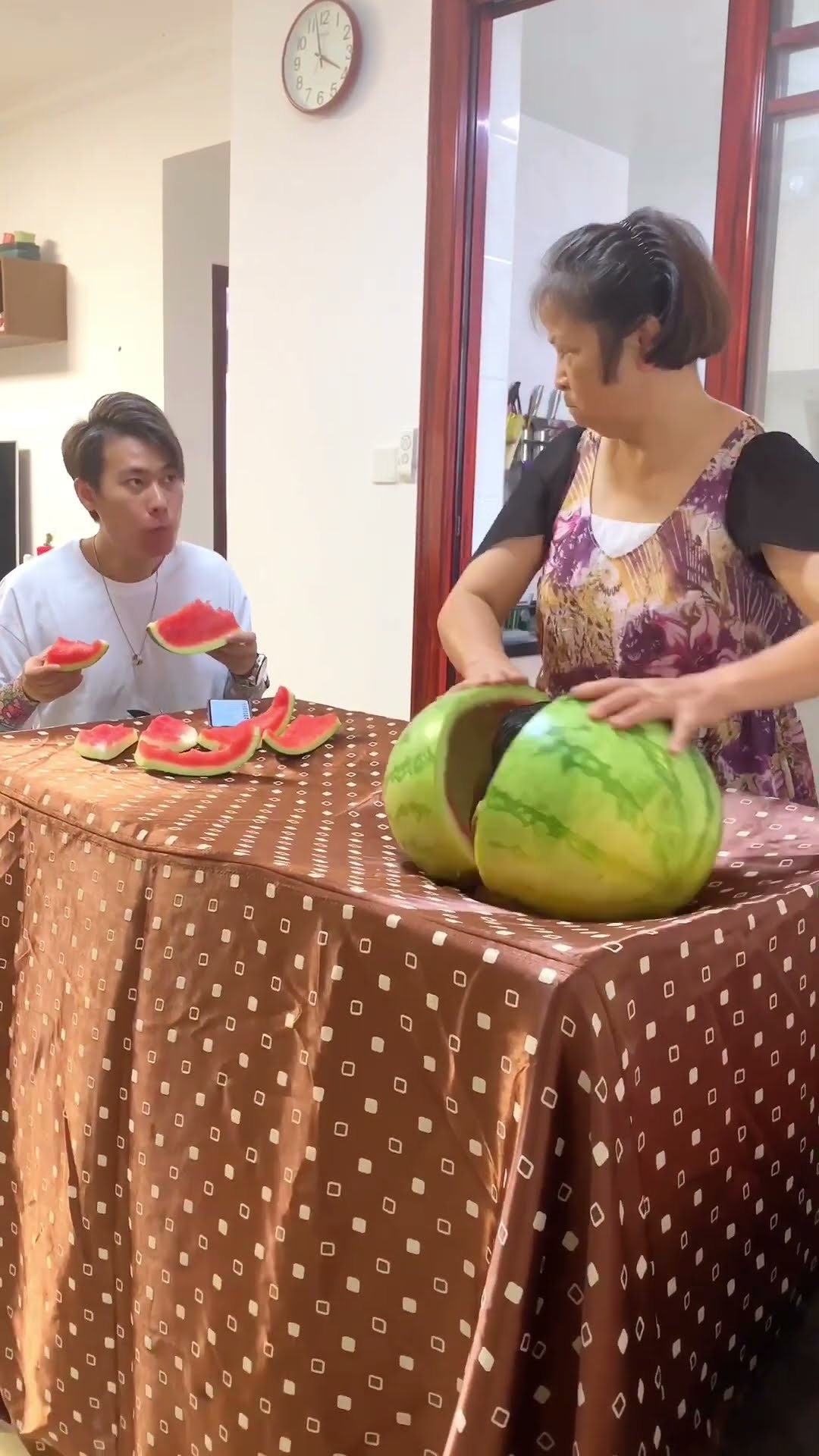 There's a head in the watermelon, and Rong's mother is terrified! #shorts#guige #funny