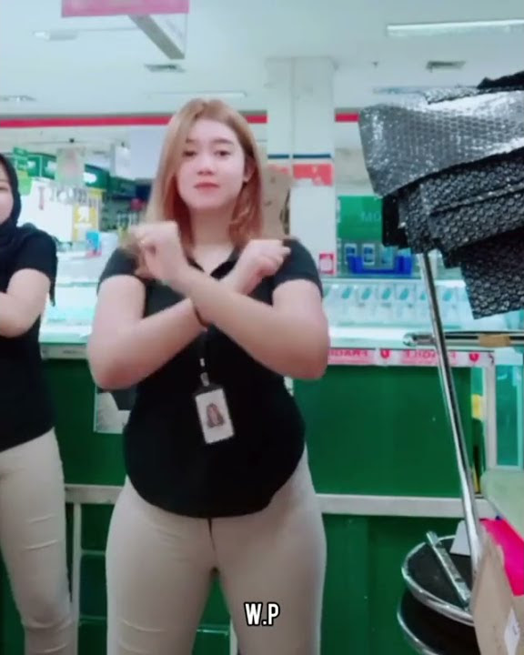 besar amat paha tante ini !!! coba perhatikan