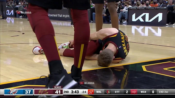 Lauri Markkanen just had a really bad looking ankl...