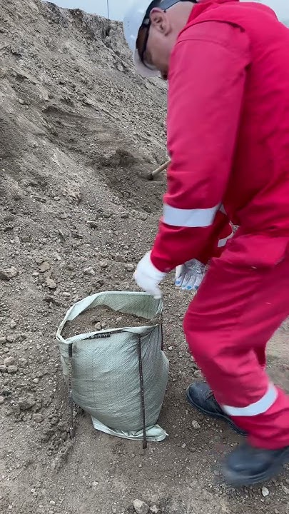 Как засыпать песок в мешки - YouTube
