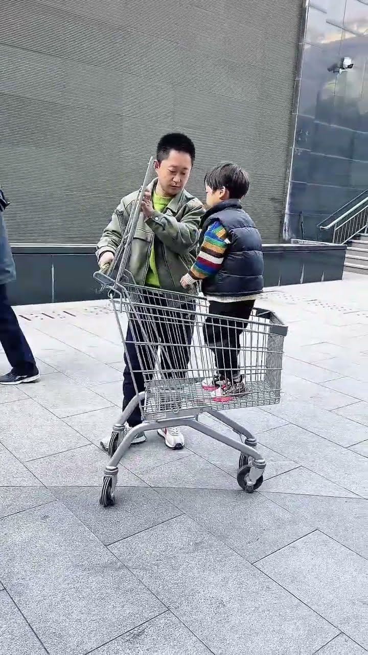 爸爸带娃就是不一样，原来购物车可以这样打开的！#Cute baby#Cute#呆萌小米宝#聪明宝宝#萌娃