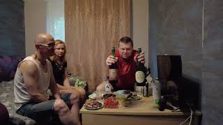 Водка с пивом. Много бухла. Серёга, Клеопатра и Веталь, застолье в Питере