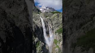 На видео Водопад Ушба. Северный Кавказ.