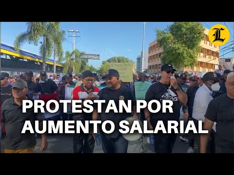 POLICÍAS Y MILITARES PENSIONADOS PROTESTAN EN DEMANDA DE AUMENTO SALARIAL