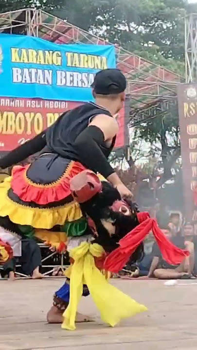 banteng suro lompat ke penonton. #bantengan #bantengsuro #rogosamboyo