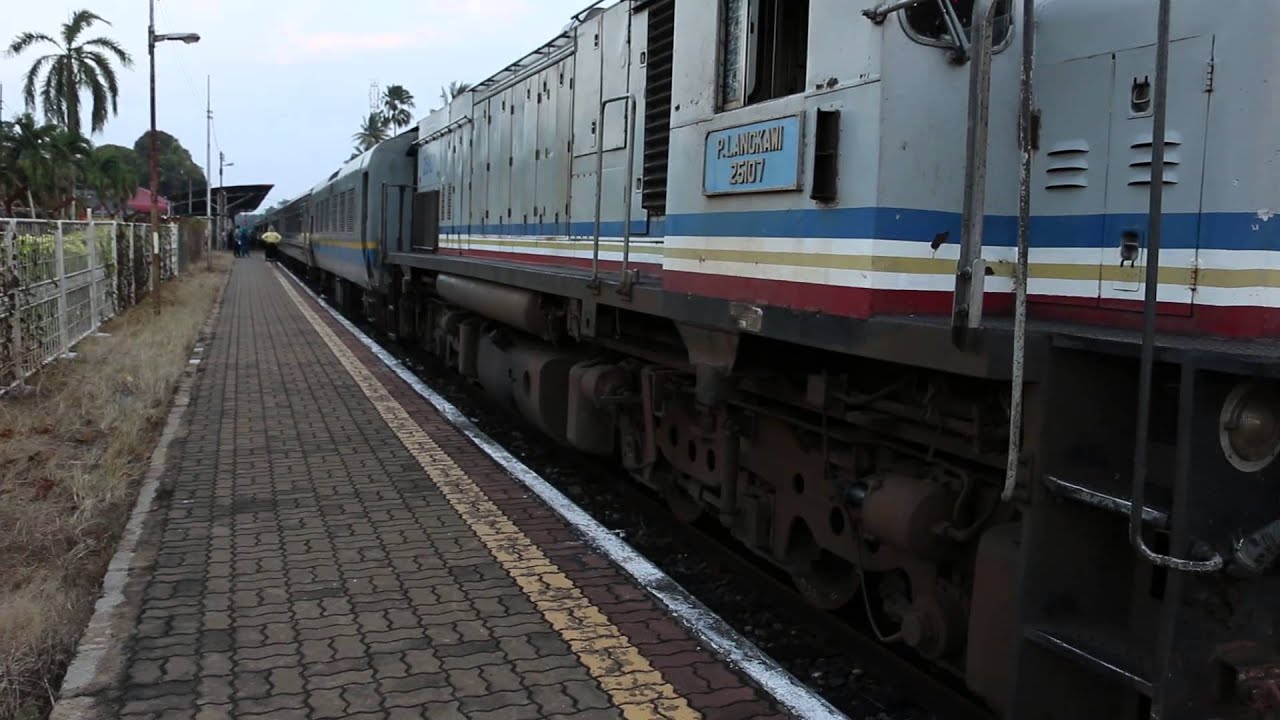 Segamat Train Malaysian Railways Train at Segamat Station - YouTube