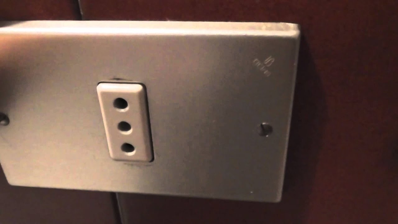 Italian Socket - Italienische Steckdose - YouTube