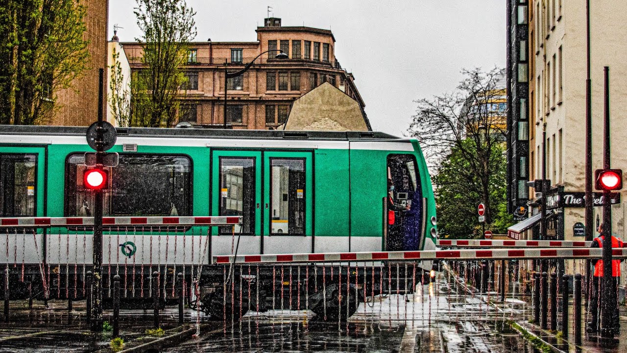 PASSAGE À NIVEAU DE CHARONNE EN ACTION - METRO LIGNE 2 !