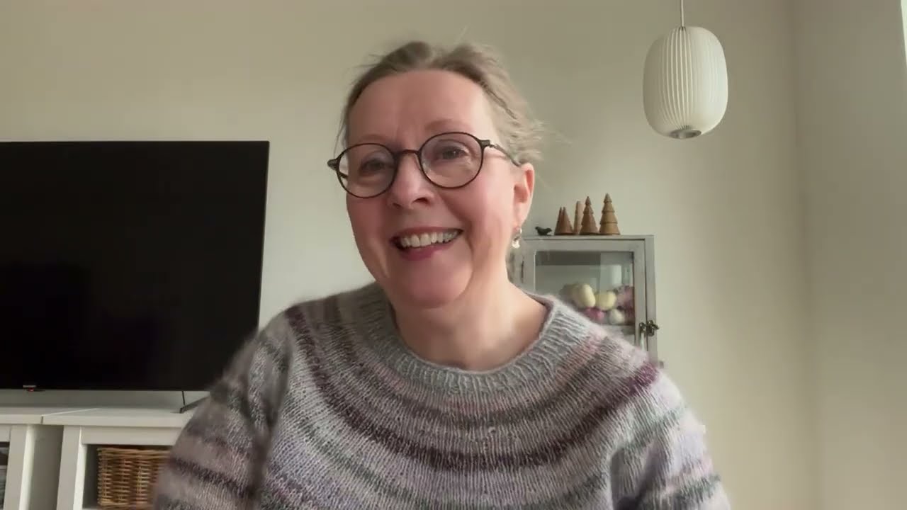 Brøggerstrik strikker 64 med bl.a. “Kongerigevanter” og et lille broderi