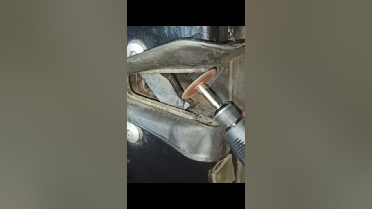 плохо закрывается дверь ауди а6 с4