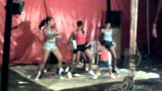 Menina De 3 Anos Dançando No Circo Em Regomoleiro