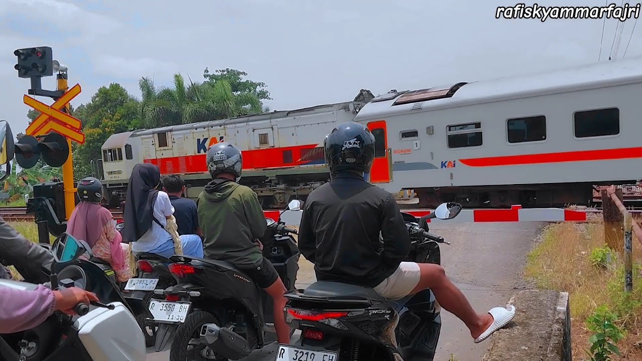 Palang Pintu Kereta Api | Level Crossing | Febuari2026 | Ka Bbm Pertamina & Ka Joglo Semar Kerto