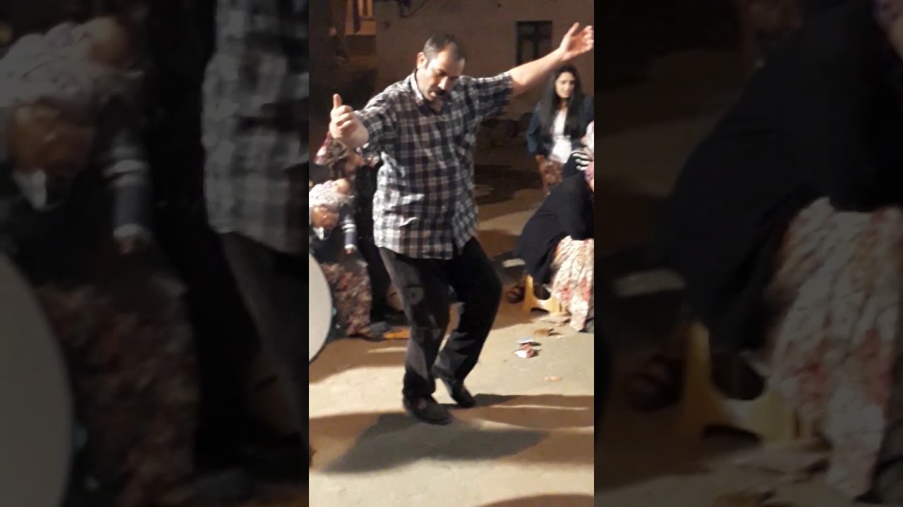 BU ADAM ACAYIP OYNUYOR