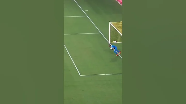 Chicharito falla penal a la panenka!