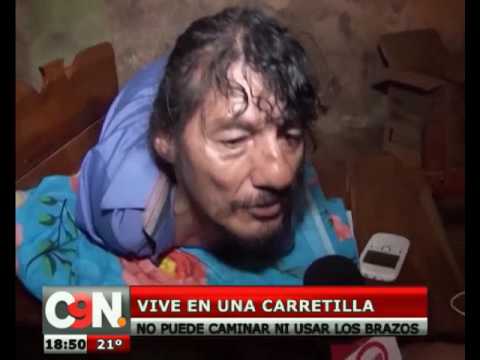 Hombre de 56 años vive en una carretila y su madre lo ayuda