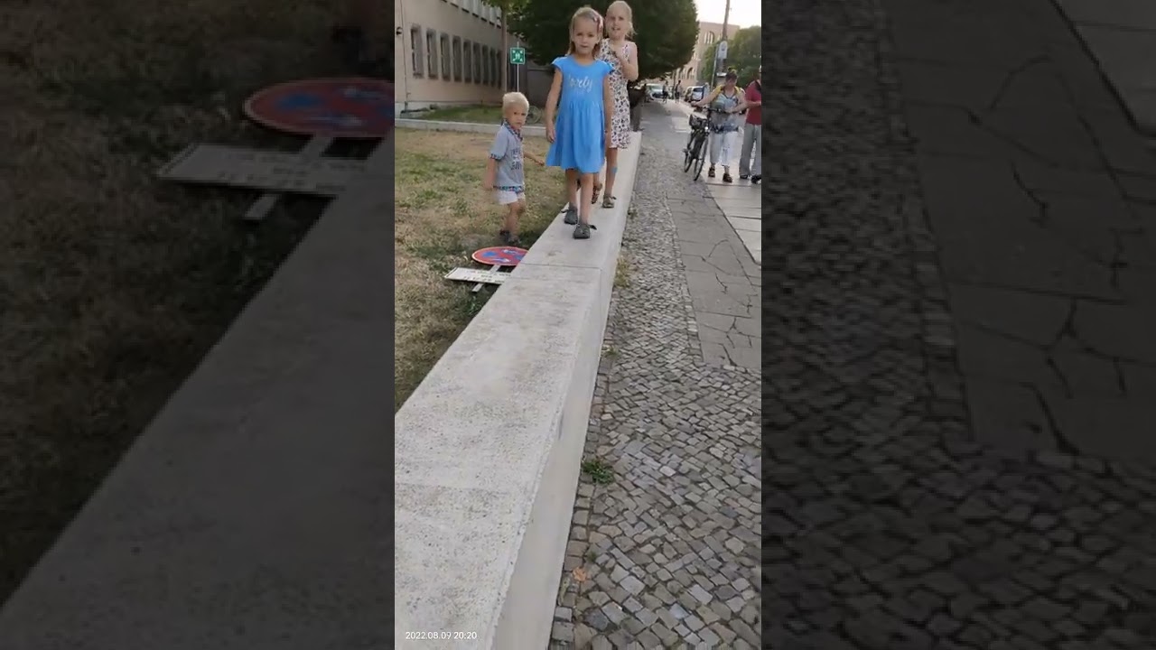 Aug 9, 2022. Берлин. дорожные знаки просто лежат на улице. или не установили или уже демонтировали