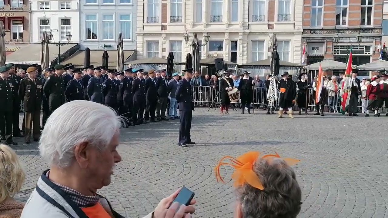 Vlaggenparade Koningsdag 2022 Grote Markt Bergen op Zoom.