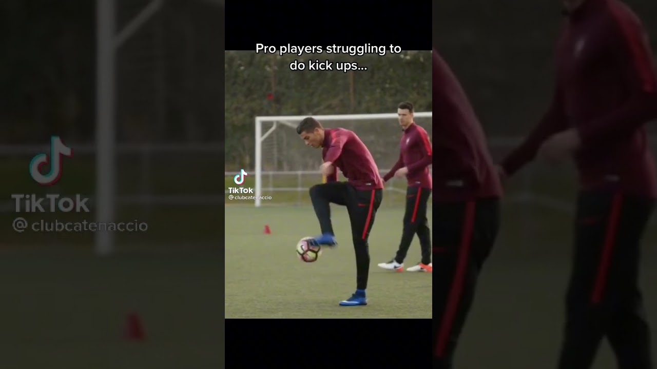 Pro players struggling to do kick ups…😯